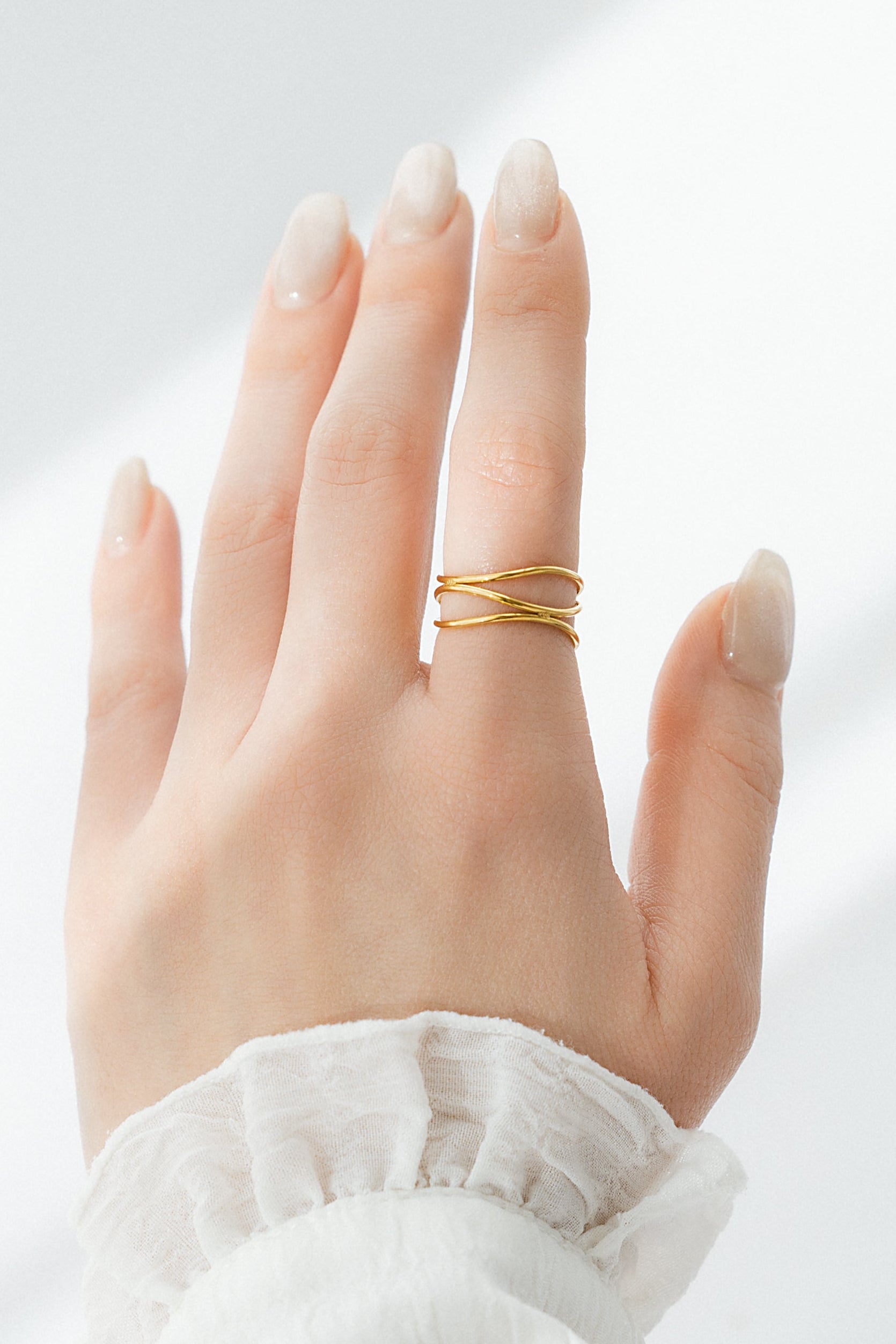 トリプルループラインリング ゴールド ディテール 洗練されたデザイン 華奢 EPIS