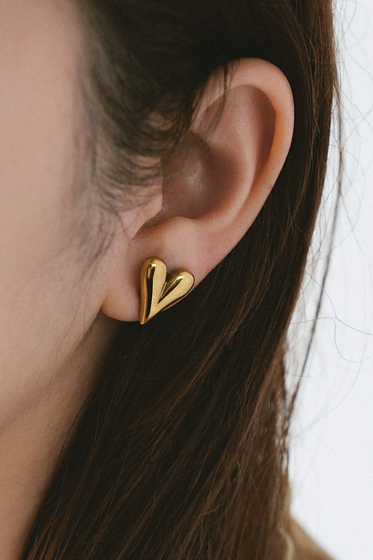 ハートピアス ゴールド ディテール 小ぶりで華奢なデザイン 甘くなりすぎない EPIS