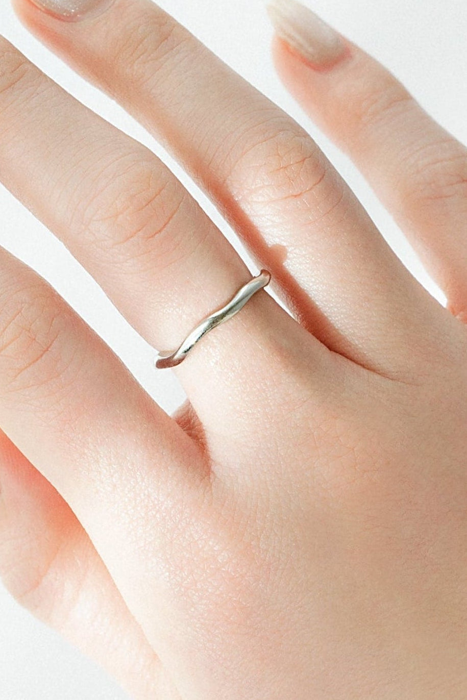 ニュアンスウェーブリング シルバー 指を細く見せる華奢リング 重ね付けしやすいデイリーリング 金属アレルギー対応 EPIS