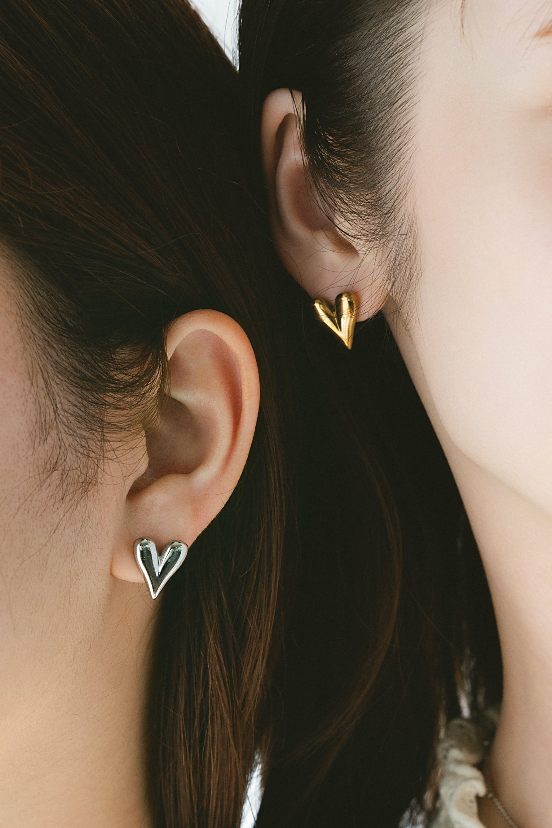 ハートピアス ゴールド シルバー 着用イメージ 甘くなりすぎない上品なデザイン EPIS